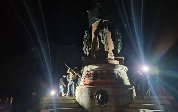 Появилось видео сноса памятника Екатерине II