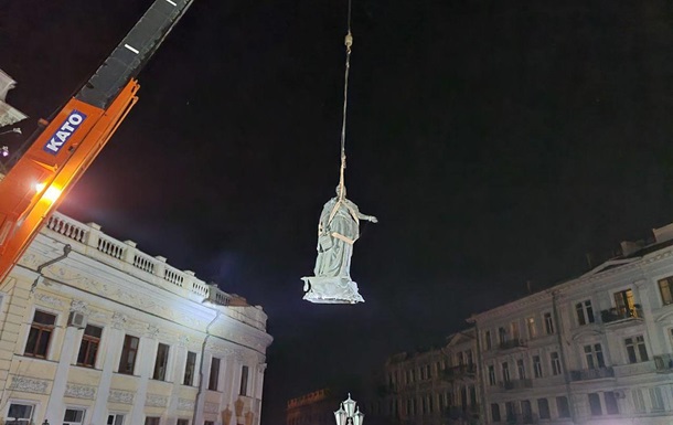 В Одесі завершили демонтаж пам ятника Катерині ІІ