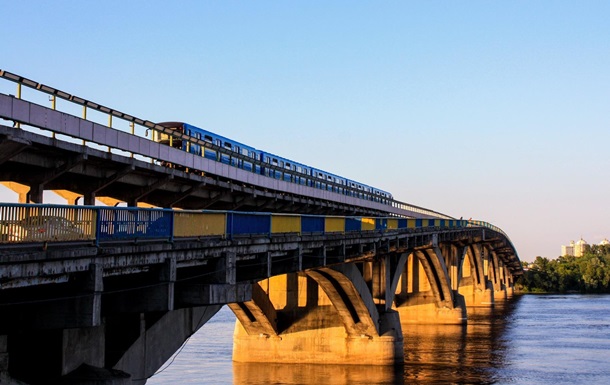 У Києві перекрили міст Метро для руху поїздів