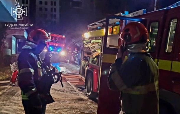 Во Львове пожар в многоэтажке тушили более 30 спасателей