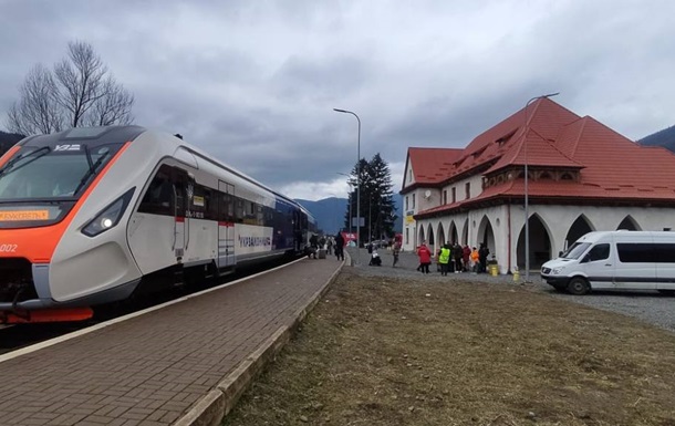 Укрзалізниця призначила додаткові рейси у Карпати