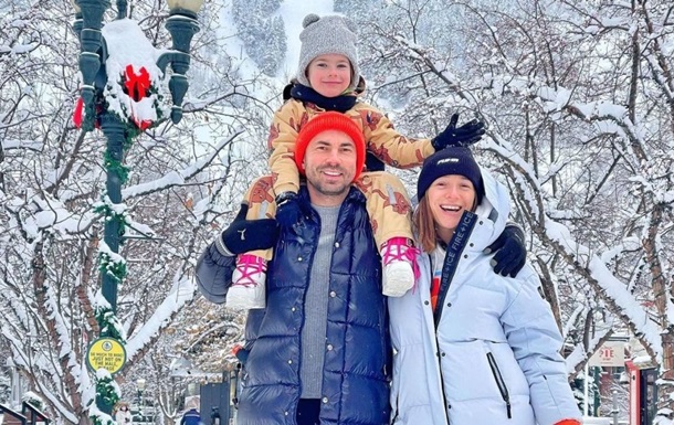 Дружина Андрія Бєднякова показала новорічне фото із двома дітьми