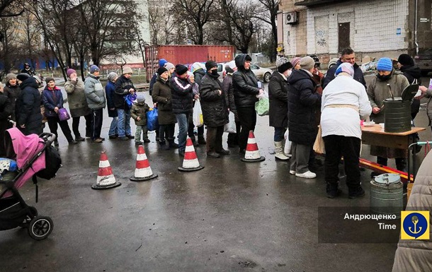 Черга за тарілкою каші: Андрющенко показав, що відбувається у Маріуполі