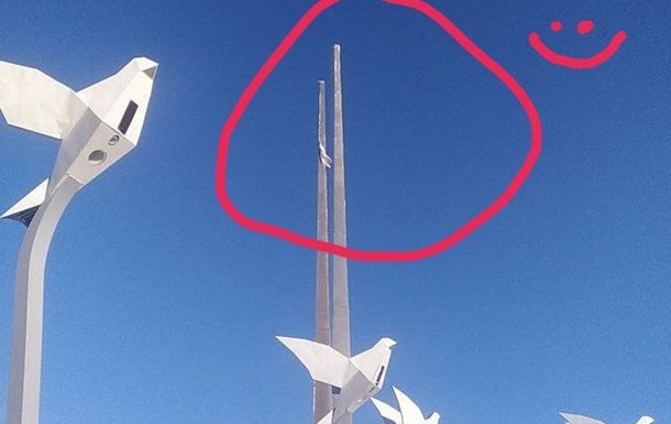 В центре оккупированного Мариуполя срезали флаг РФ