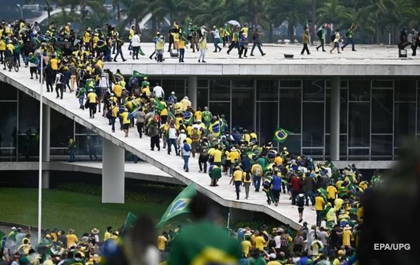 Сторонники бывшего президента Бразилии разгромили парламент страны