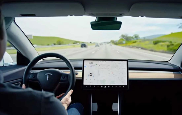 Tesla заборонила автопілот для неуважних водіїв
