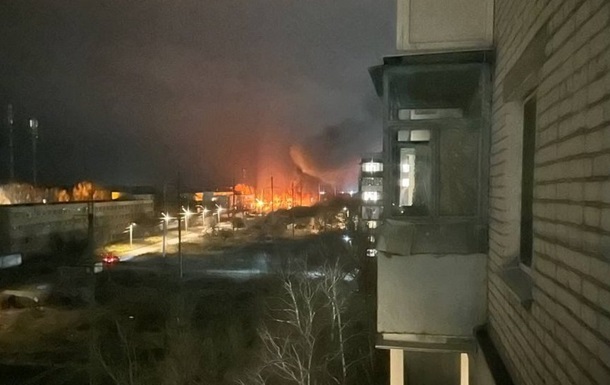 У Бердянську пролунали вибухи та почалася пожежа