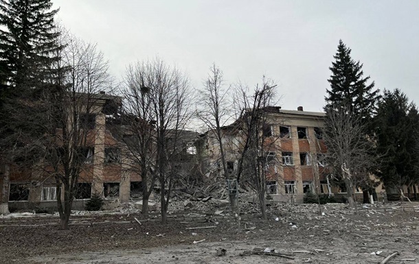 Війська РФ зруйнували коледж у Куп янську