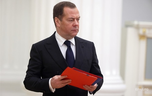 Медведев уже жалуется, что РФ  будет непросто 