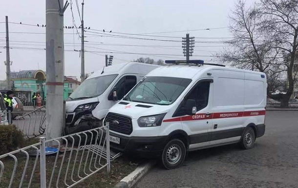 У Криму зіткнулися легкове авто і швидка допомога: четверо постраждалих