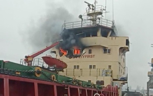 Удар РФ: у Херсоні горить турецьке судно