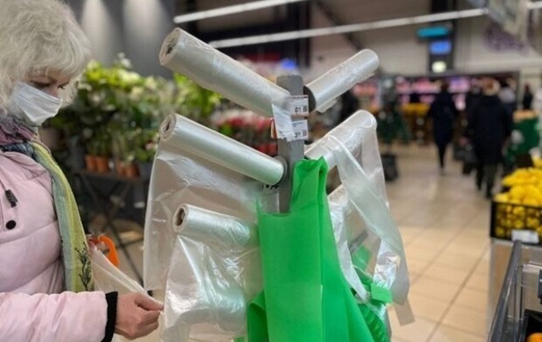 Украинцы за год уменьшили использование пластиковых пакетов на 40-90% 