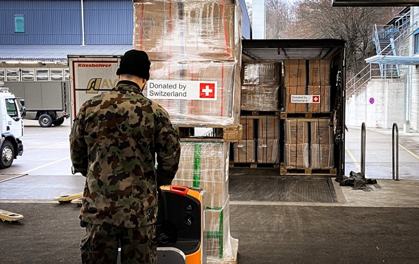 Швейцария передала Украине зимнюю одежду из армейских складов