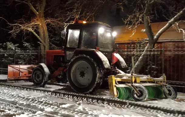 Киев ночью засыпало снегом, работают коммунальщики