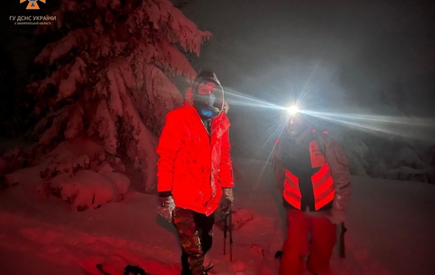 Закарпатські рятувальники відшукали сноубордиста, який заблукав у лісі