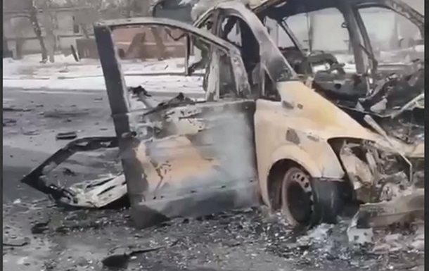 В Бахмуте снаряд попал в автомобиль волонтеров