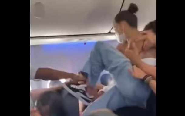В Бразилии женщины устроили эпичную драку в самолете