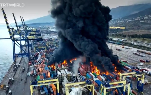 У Туреччині другий день гасять пожежу в порту, яка сталася через землетрус