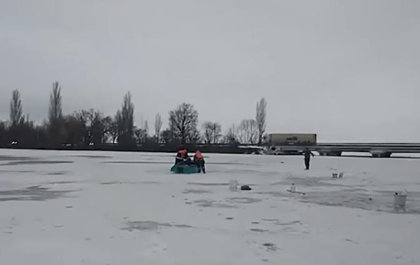 На Хмельнитчине двое рыбаков провалились под лед