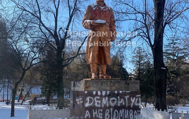 В Киеве приступают к сносу двух памятников