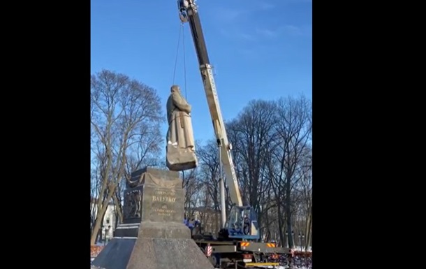 У Києві знесли пам ятник Ватутіну