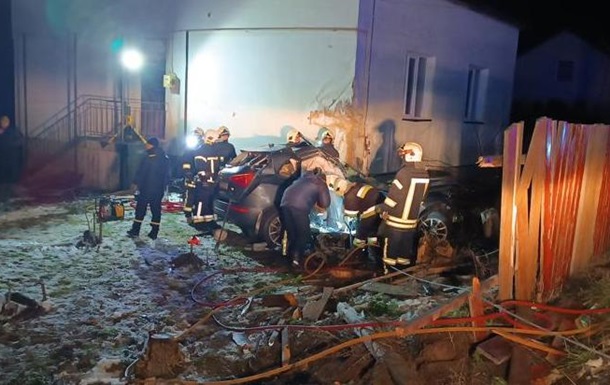 На Львівщині машина в їхала у будинок, четверо загиблих