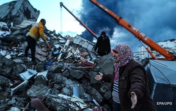 В Турции спасены более 8000 человек, оказавшихся под завалами 