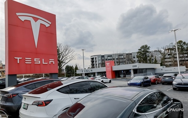 Tesla відкликає понад 360 тисяч машин з автопілотом