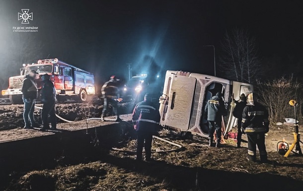 Під Тернополем перекинувся автобус із Буковеля: є загиблі та поранені