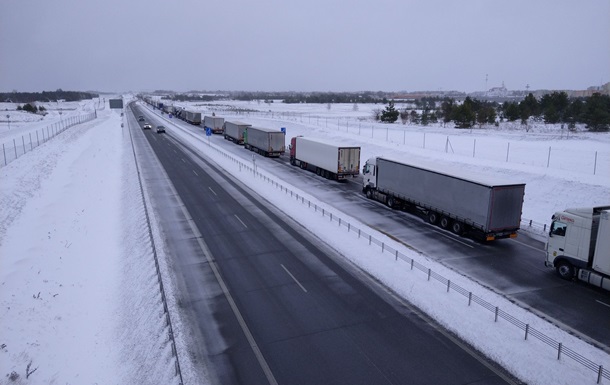 Польща обмежить рух вантажівок на КПП з Білоруссю