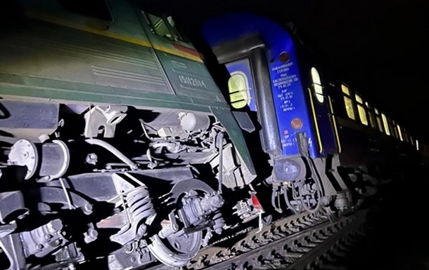 УЗ з ясовує, чому зійшов з рейок локомотив поїзда Київ–Варшава