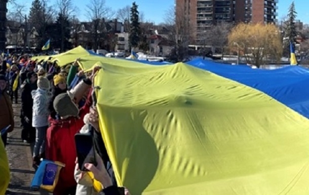 На мосту в столице Канады развернули 30-метровый флаг Украины