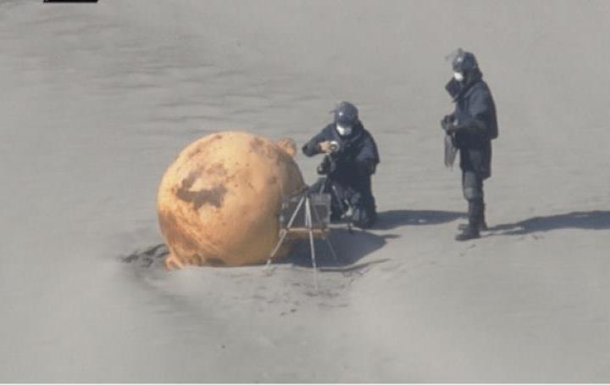  В Японии обнаружен загадочный металлический шар
