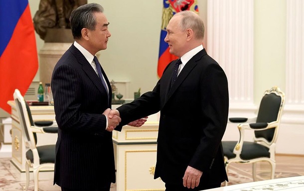 Путін зустрівся з головним дипломатом Китаю