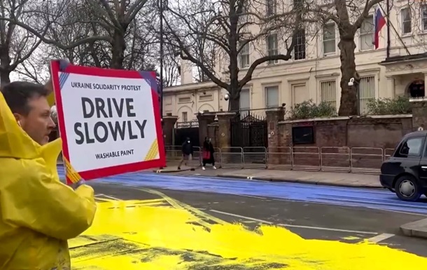У Лондоні біля посольства РФ намалювали величезний прапор України