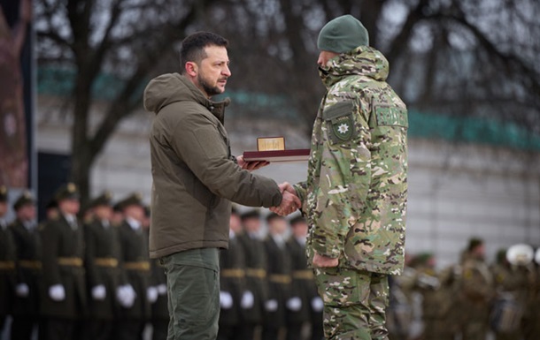Зеленський вручив нагороди українським військовим