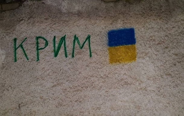У Севастополі пенсіонерка розфарбувала стіни будинків українською символікою