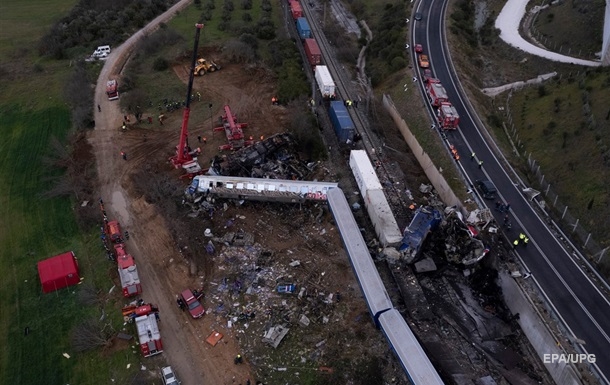 МИД выясняет, пострадали ли украинцы при столкновении поездов в Греции
