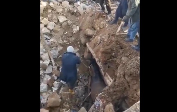 In Turkey, a horse was pulled out from the rubble: he spent 21 days there