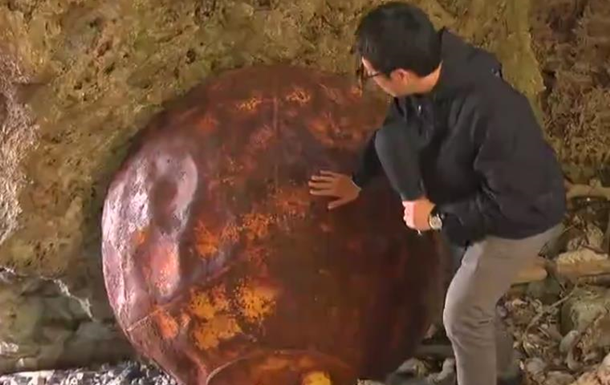 На побережье Японии нашли второй загадочный шар