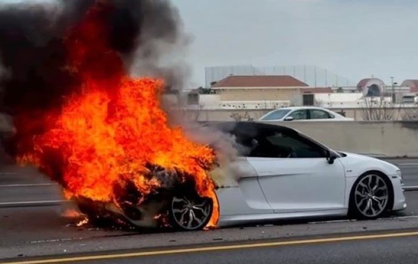 В США на ходу загорелся суперкар Audi