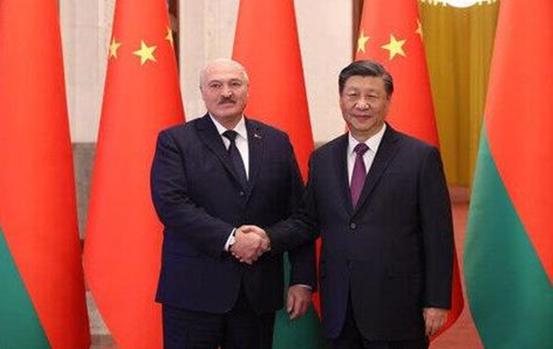 Китай встретил Лукашенко салютом