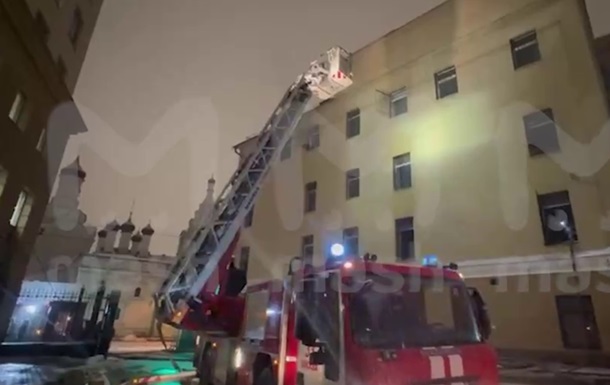 В Москве загорелось здание Главного управления МВД