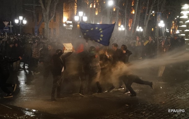 Протести в Грузії: поліція знову застосувала сльозогінний газ та водомети