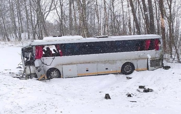 У Росії пасажирський автобус зіткнувся з вантажівкою, є загиблі