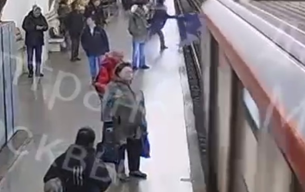 У московському метро пенсіонер штовхнув підлітка під поїзд – соцмережі