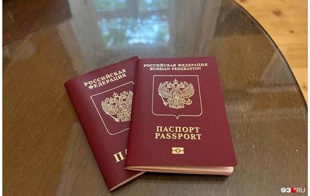У РФ в чиновників відбирають закордонні паспорти - ЗМІ