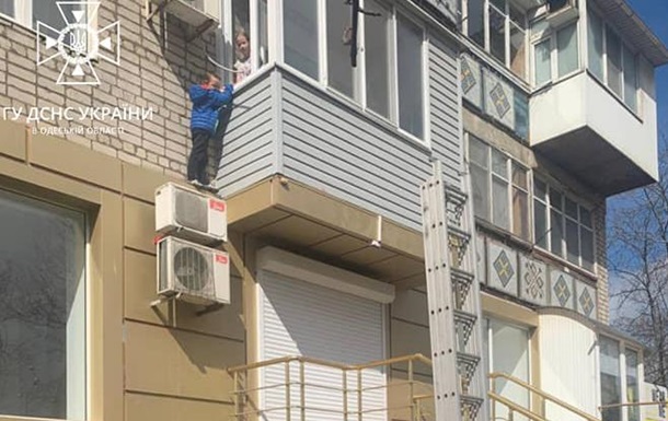 In Chernomorsk, rescuers removed a child from an outdoor air conditioner