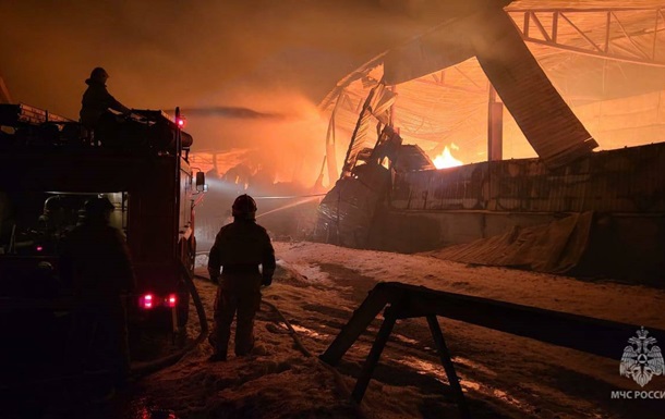 В России горит ангар на 1600  квадратах 