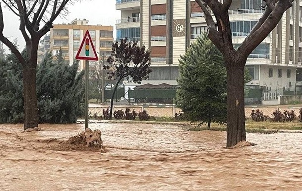 Flooding breaks out in Turkish earthquake-hit provinces